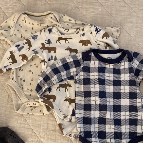 Lot of 0-3 month bodysuits/pants - Picture 6 of 8